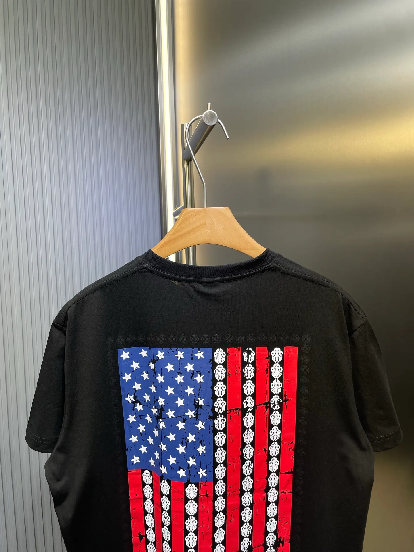 🅿️290 come hearts 🌟【Top replica】Flag scroll tee short sleeves (open version-physical counter-top luxury quality)🆚Second sale of all versions on the market. The fabric is made of 26 weave 200 grams of cotton. The printing uses a variety of printing techniques. Customized accessories. Size: s m l